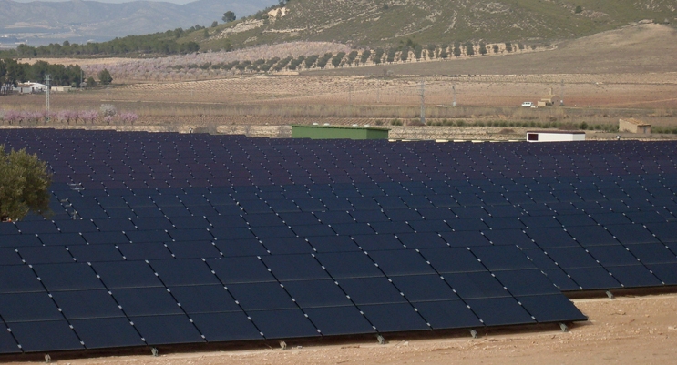 La instaladora castellonense Valfortec y la suministradora de componentes fotovoltaicos Krannich Solar han unido fuerzas para realizar en Villena la instalación de un huerto solar. Los componentes utilizados para la instalación fueron módulos de capa fina: unos, de silicio amorfo de la marca Kaneka y otros, módulos Sharp NA Microamorfo, que garantizan un eficiente comportamiento en condiciones climáticas extremas.